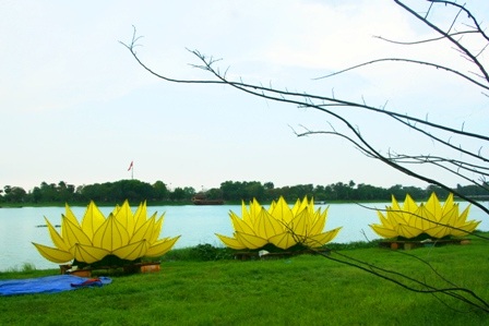 “Thay áo mới” cho 7 đóa sen khổng lồ trên sông Hương - 2