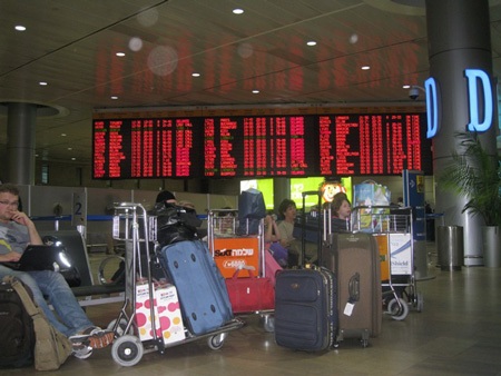 Sân bay thủ đô Israel tê liệt trong nhiều giờ - 1