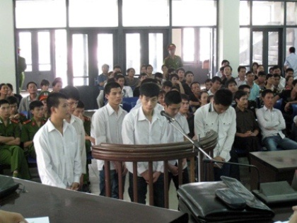 Nhóm côn đồ quyết truy sát nạn nhân lãnh án - 1