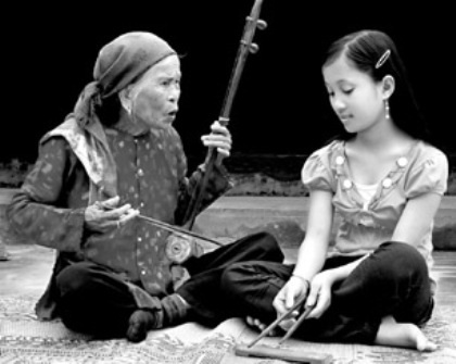 Gặp “hậu duệ” của nghệ nhân hát xẩm Hà Thị Cầu - 2 Gặp “hậu duệ” của nghệ nhân hát xẩm Hà Thị Cầu - 2