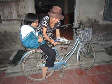 Nghị lực vượt khó của nữ sinh "tí hon" - 1