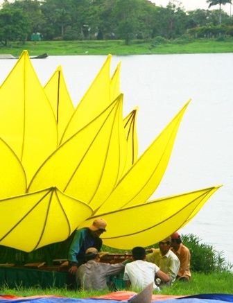 “Thay áo mới” cho 7 đóa sen khổng lồ trên sông Hương - 3