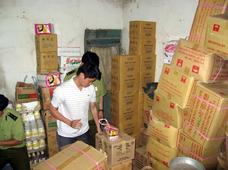 Phát hiện cơ sở bán thực phẩm kém chất lượng - 1