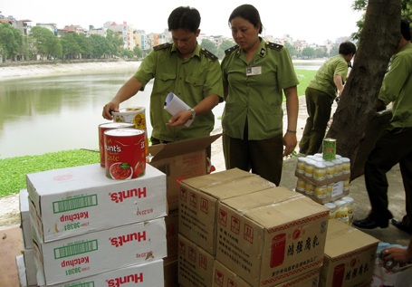 Phát hiện cơ sở bán thực phẩm kém chất lượng - 2