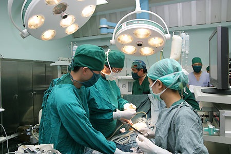 Xuất ngoại nâng mũi, nhiều quý ông ngậm đắng… - 1