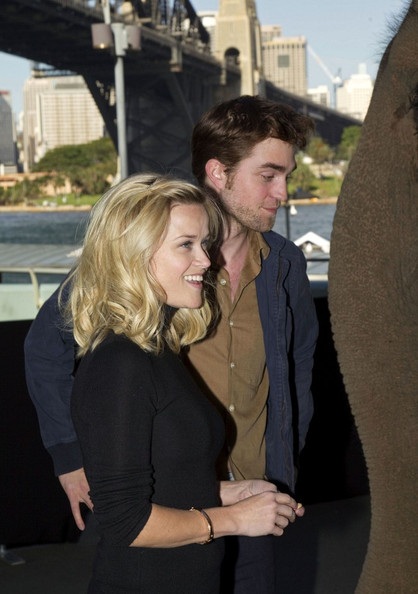 Robert Pattinson - Reese Witherspoon: “Đọ dáng” với voi - 4 Robert Pattinson - Reese Witherspoon: “Đọ dáng” với voi - 4