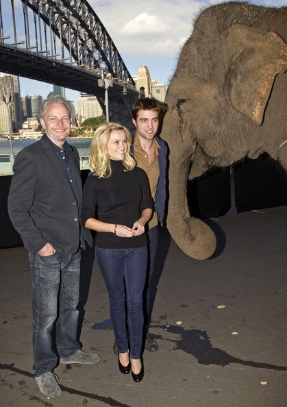 Robert Pattinson - Reese Witherspoon: “Đọ dáng” với voi - 5 Robert Pattinson - Reese Witherspoon: “Đọ dáng” với voi - 5