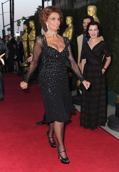 Sophia Loren: 76 tuổi vẫn diện váy “khoe ngực” - 4