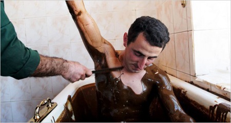 Lạ lùng với liệu pháp tắm dầu thô - 2