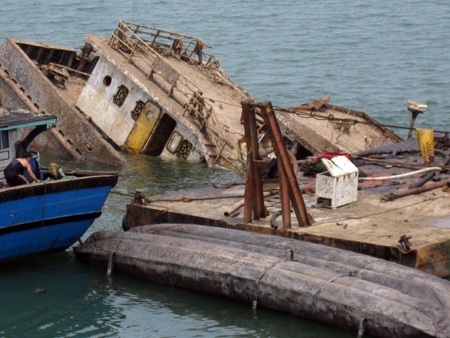 Trục vớt thành công tàu nghìn tấn gặp nạn ở cầu Gianh - 2