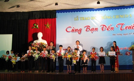 Đà Nẵng: Gần 500 học sinh vượt khó, học giỏi nhận học bổng “Cùng bạn đến trường” - 1