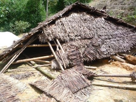 Gần 200 ngôi nhà sập và tốc mái vì lốc xoáy - 1