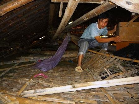 Gần 200 ngôi nhà sập và tốc mái vì lốc xoáy - 2