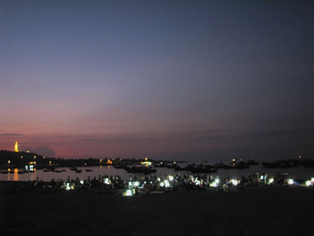 Phiên chợ họp từ nửa đêm đến sáng - 1