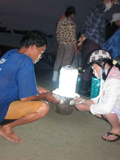 Phiên chợ họp từ nửa đêm đến sáng - 4