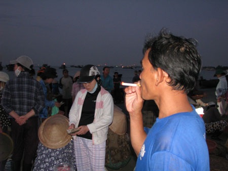 Phiên chợ họp từ nửa đêm đến sáng - 6