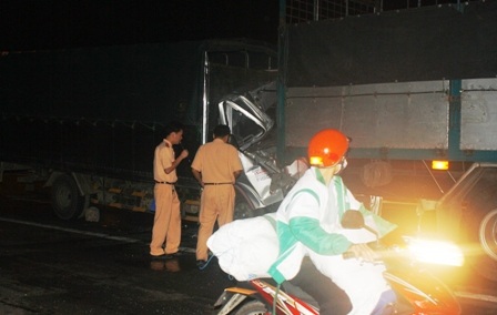 Giải cứu tài xế kẹt cứng trong cabin sau tai nạn - 2