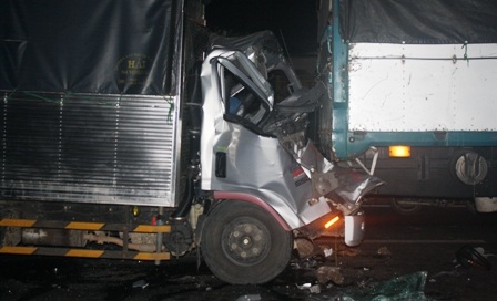 Giải cứu tài xế kẹt cứng trong cabin sau tai nạn - 1