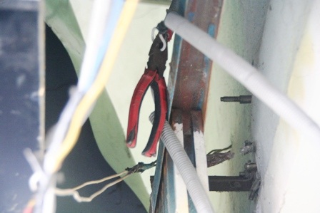 Thợ điện bị điện giật mắc kẹt trong bảng hiệu shop áo quần - 2