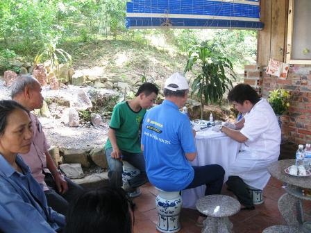 Hơn 300 người dân nghèo được khám bệnh miễn phí    - 3