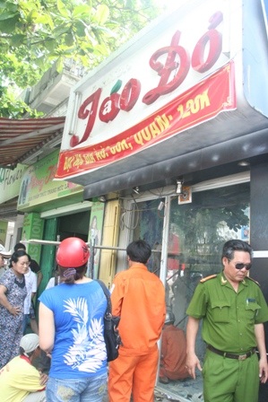 Thợ điện bị điện giật mắc kẹt trong bảng hiệu shop áo quần - 1