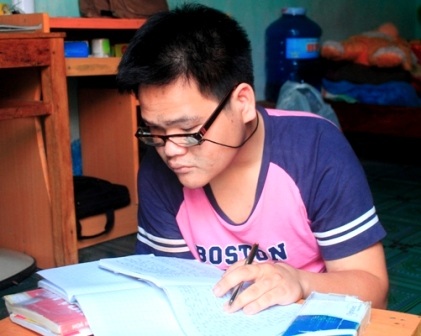 Nuôi ước mơ vào đại học bằng chân gỗ, mắt mờ - 3 Nuôi ước mơ vào đại học bằng chân gỗ, mắt mờ - 3