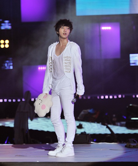 Supper Junior diễn với đạo cụ... nón lá - 7