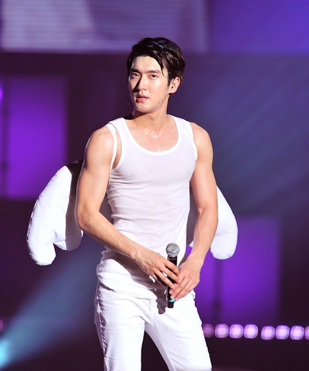 Supper Junior diễn với đạo cụ... nón lá - 8