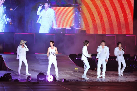 Supper Junior diễn với đạo cụ... nón lá - 1