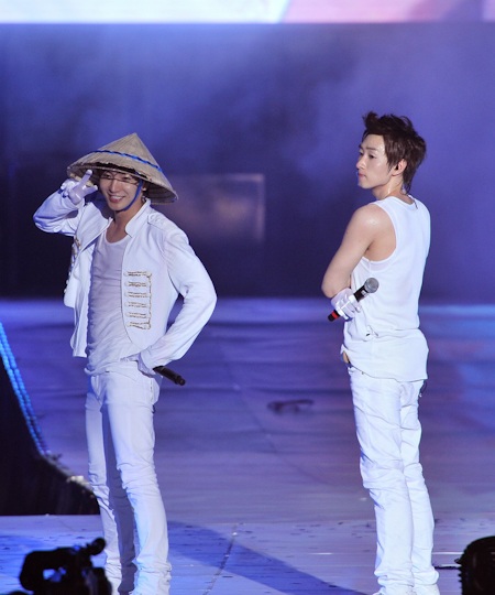 Supper Junior diễn với đạo cụ... nón lá - 2