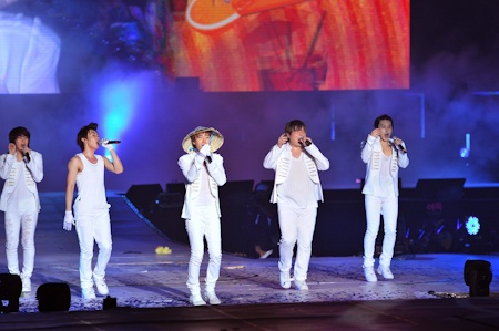 Supper Junior diễn với đạo cụ... nón lá - 3