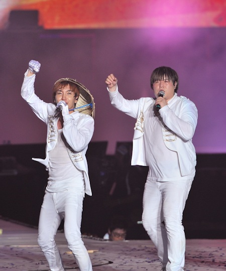 Supper Junior diễn với đạo cụ... nón lá - 4