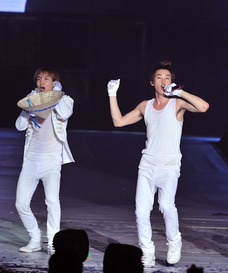 Supper Junior diễn với đạo cụ... nón lá - 5