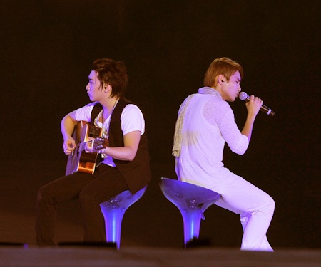 Supper Junior diễn với đạo cụ... nón lá - 9