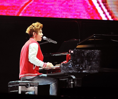 Supper Junior diễn với đạo cụ... nón lá - 11