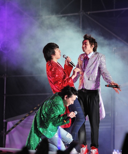 Supper Junior diễn với đạo cụ... nón lá - 13