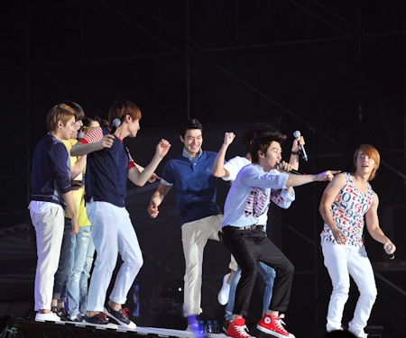 Supper Junior diễn với đạo cụ... nón lá - 14