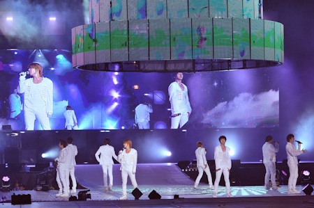 Supper Junior diễn với đạo cụ... nón lá - 17