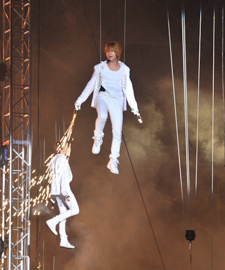 Supper Junior diễn với đạo cụ... nón lá - 19