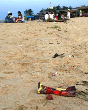 Bãi biển thành... bãi rác - 3
