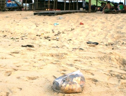 Bãi biển thành... bãi rác - 6