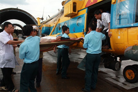 Điều trực thăng ra Trường Sa đón ngư dân gặp nạn - 3