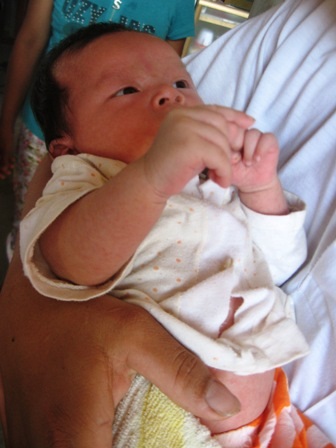 Quà nhân ái an ủi “cảnh gà trống nuôi con”    - 1