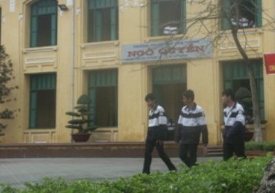 Vụ học sinh lớp 10 tự tử: Thầy giáo xin tạm nghỉ việc - 1 Vụ học sinh lớp 10 tự tử: Thầy giáo xin tạm nghỉ việc - 1