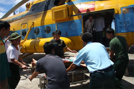 Điều trực thăng ra Trường Sa đón ngư dân gặp nạn - 2