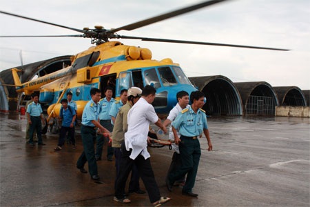 Điều trực thăng ra Trường Sa đón ngư dân gặp nạn - 7