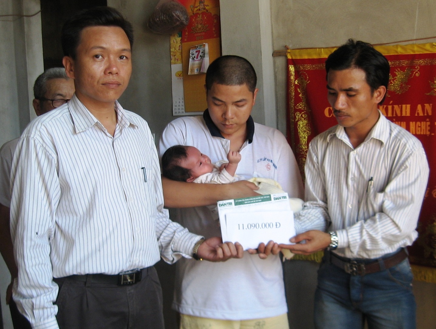 Quà nhân ái an ủi “cảnh gà trống nuôi con”    - 2