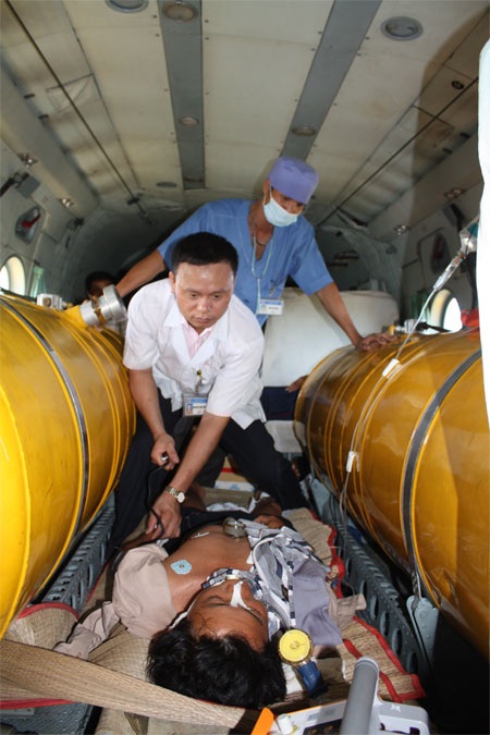 Điều trực thăng ra Trường Sa đón ngư dân gặp nạn - 4