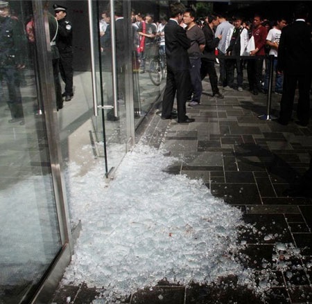 Nhân viên Apple Store đánh khách hàng - 2