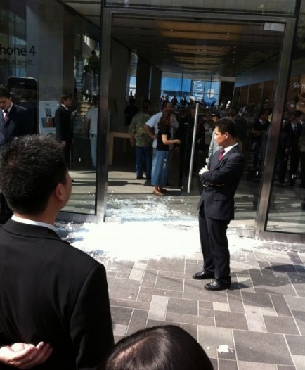 Nhân viên Apple Store đánh khách hàng - 6